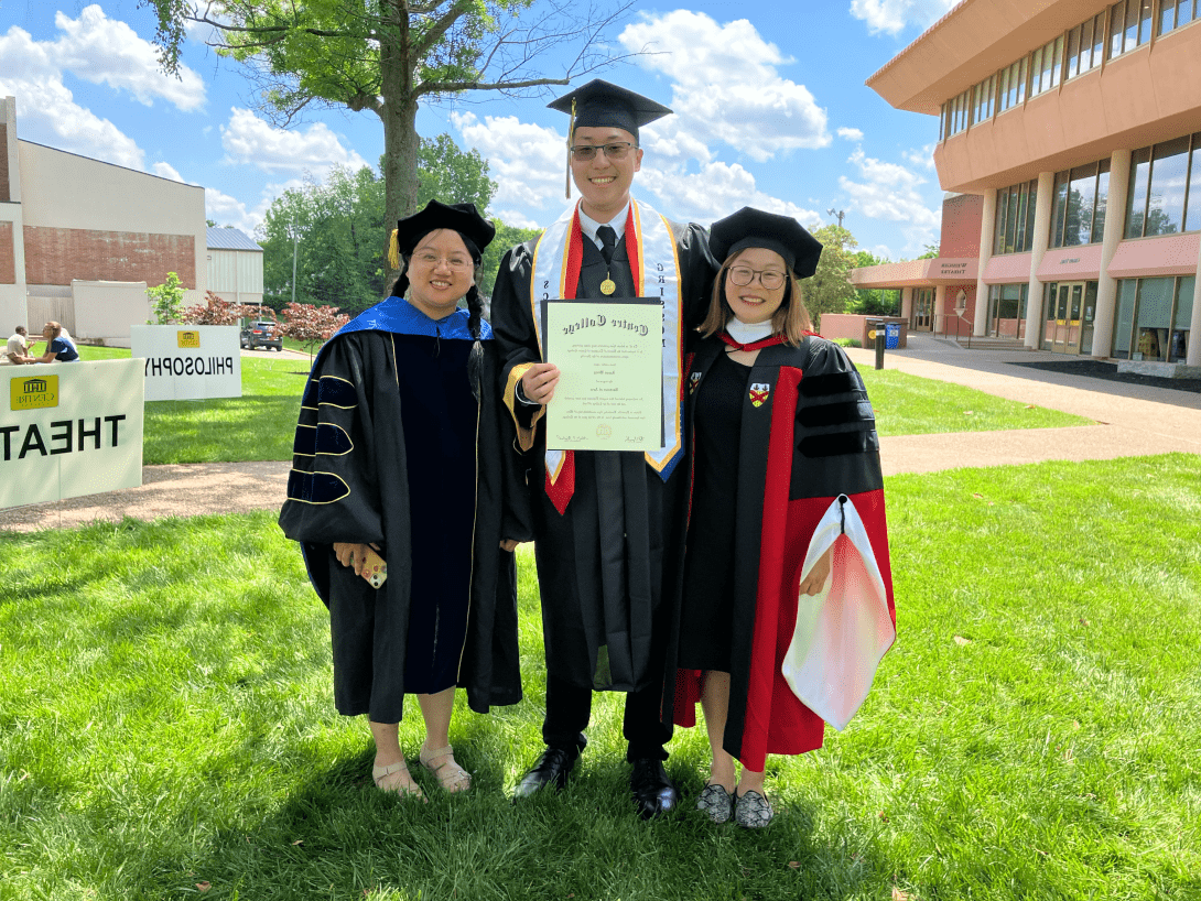 Jason Wong '24 pictured with Chinese program professors Mei Li Inouye (left) and Jingjing Cai (right).